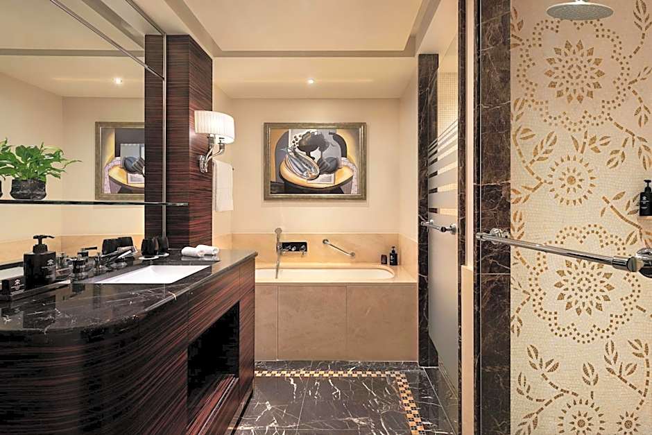 Prince de Galles, a Luxury Collection hotel, Paris