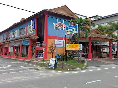 KUALA BESUT JETTY BUDGET HOTEL AIN - In front of Kuala Besut Jetty