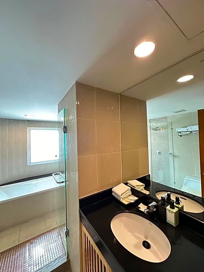 S.M. GRANDE RESIDENCE