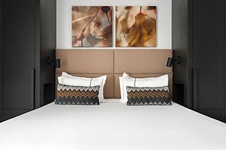 Suite with Terrace and Partial Lake View