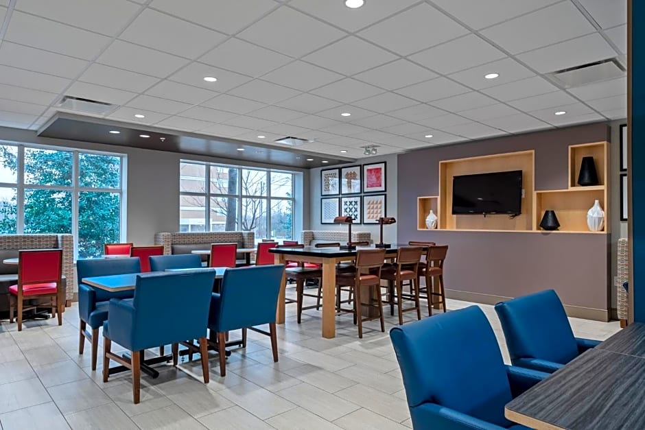 Holiday Inn Express Hotel & Suites Woodbridge