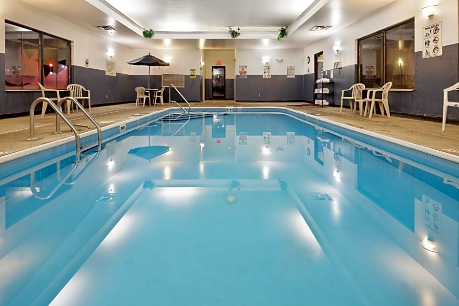 Holiday Inn Express & Suites Lancaster by IHG