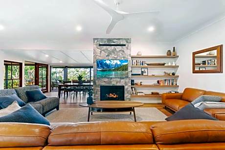 Executive Paradise High on Hill with Incredible Views, Firepit & Games Perfect for groups of Family and Friends