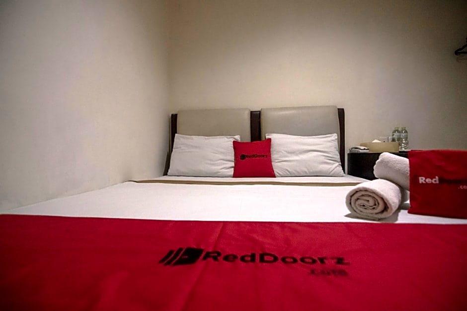 RedDoorz near RS Husada