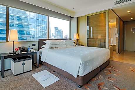 Deluxe Corner King room with panoramic view