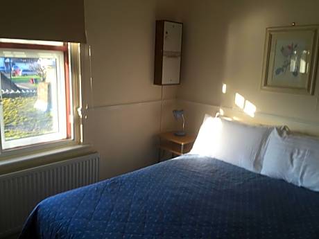 Budget Double Room with Shared Bathroom