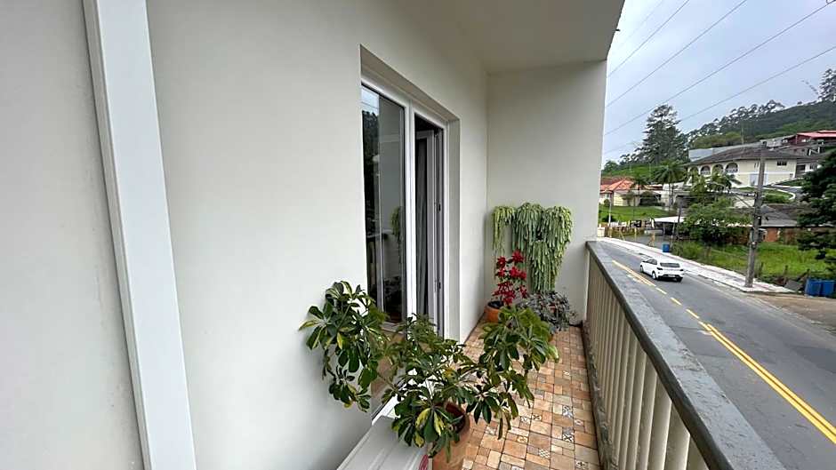 Apto todo climatizado a 5min da Vila Germânica, 3 quartos mais um quarto conjugado, berço e garagem