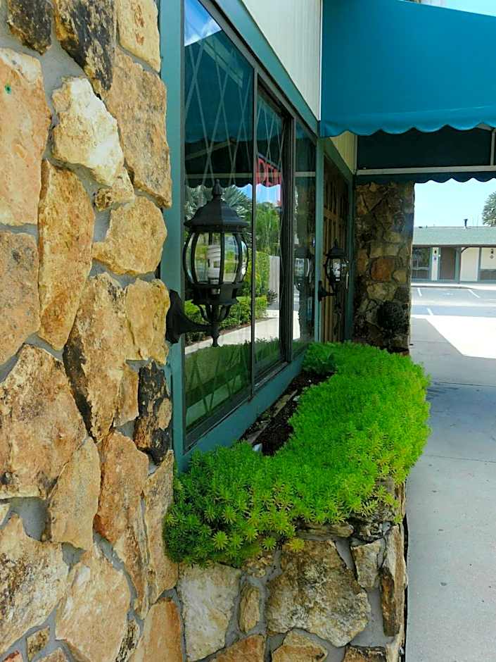 Spinnaker Inn of Naples