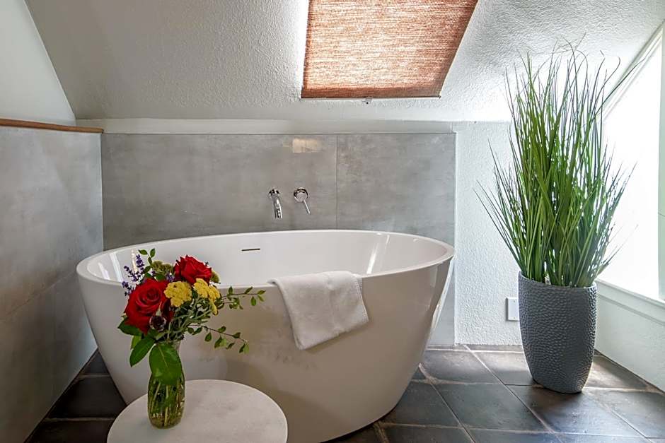 Cedar Gables Inn