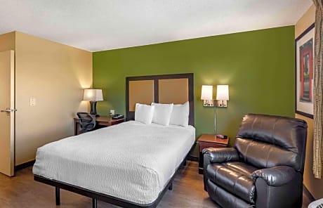 Queen studio with 1 Queen Bed - Disability Access/Non-Smoking