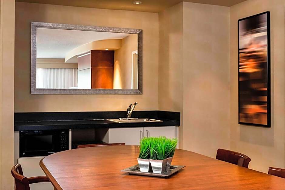 Courtyard by Marriott Kansas City Shawnee