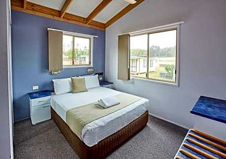 Deluxe Two-Bedroom Cabin with Spa Bath