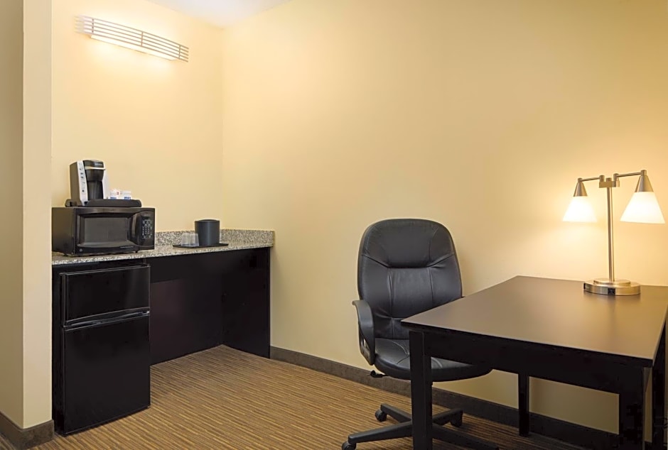 Holiday Inn Express & Suites Alpharetta, an IHG Hotel
