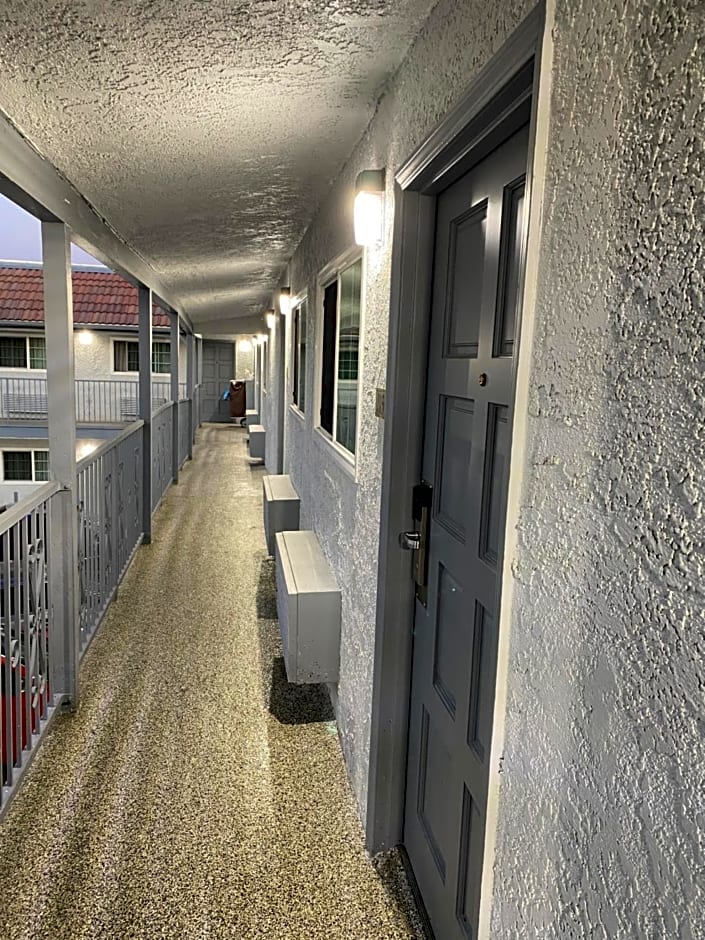 Golden West Manor Motel
