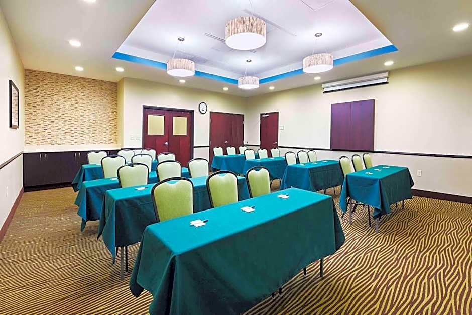 La Quinta Inn & Suites by Wyndham Floresville
