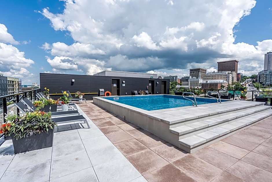 Initial-Matisse- Quebec-parking and pool