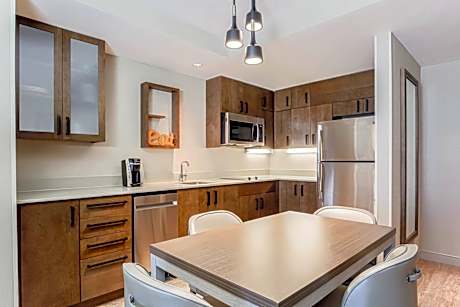 1 Bedroom Suite, 1 King, Sofa bed
