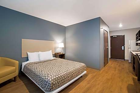 Queen Suite with Accessible Tub - Disability Access/Non Smoking