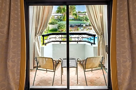 Deluxe Room, 1 King Bed, Balcony, Pool View