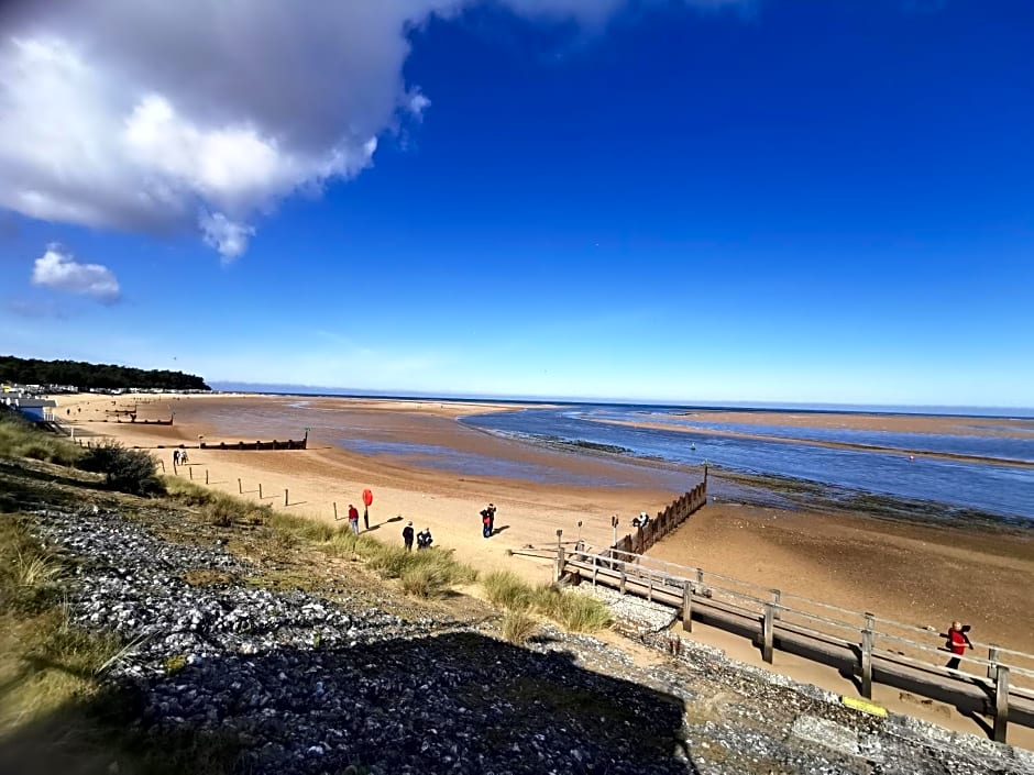 AnchorageWells Entire Cottage OR a King Ensuite on Room Only