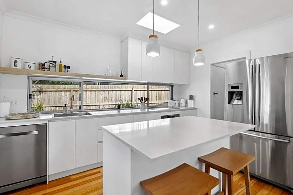 Torquay Springs with pool 600m to beach