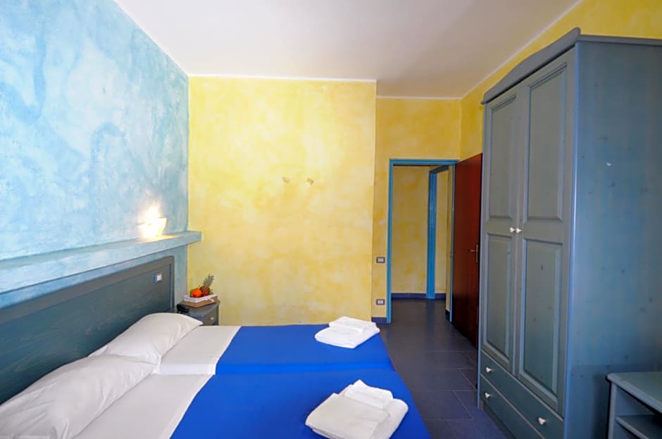 Three-room apartment a stones throw from the sea