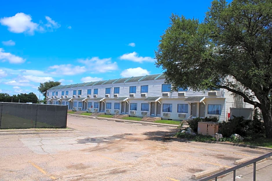 Days Inn by Wyndham Waco University Area