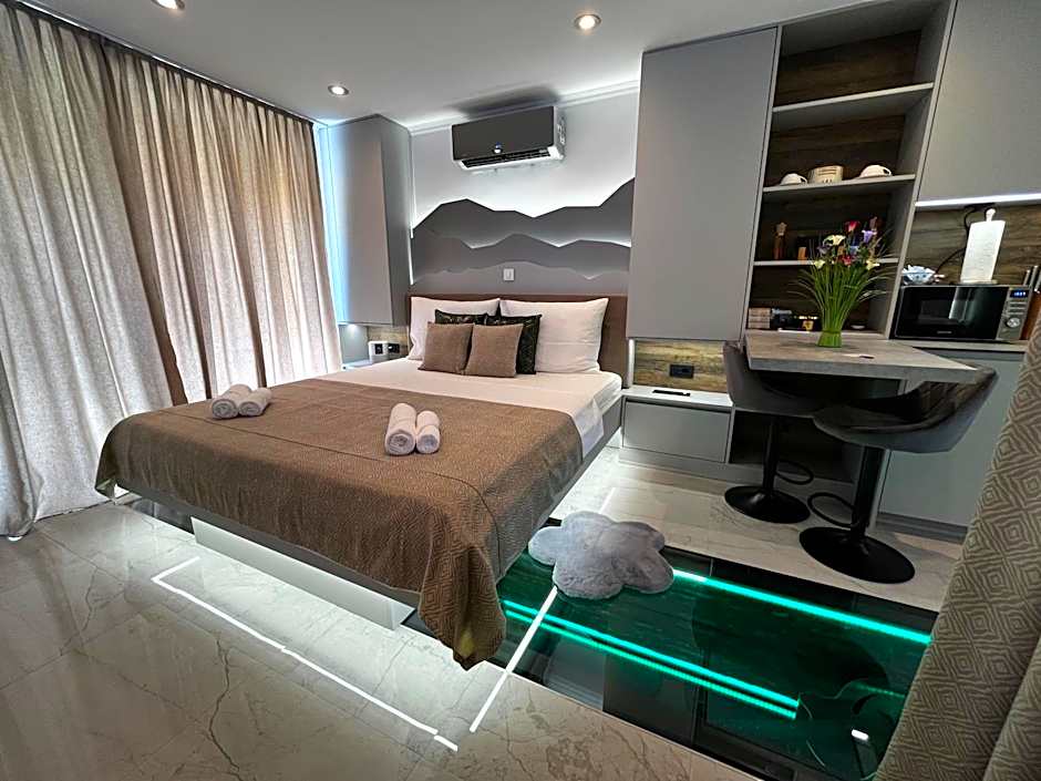 La Luna Petite Suite Deluxe Apartment with Pool & Jacuzzi, Bikes and Covered Parking