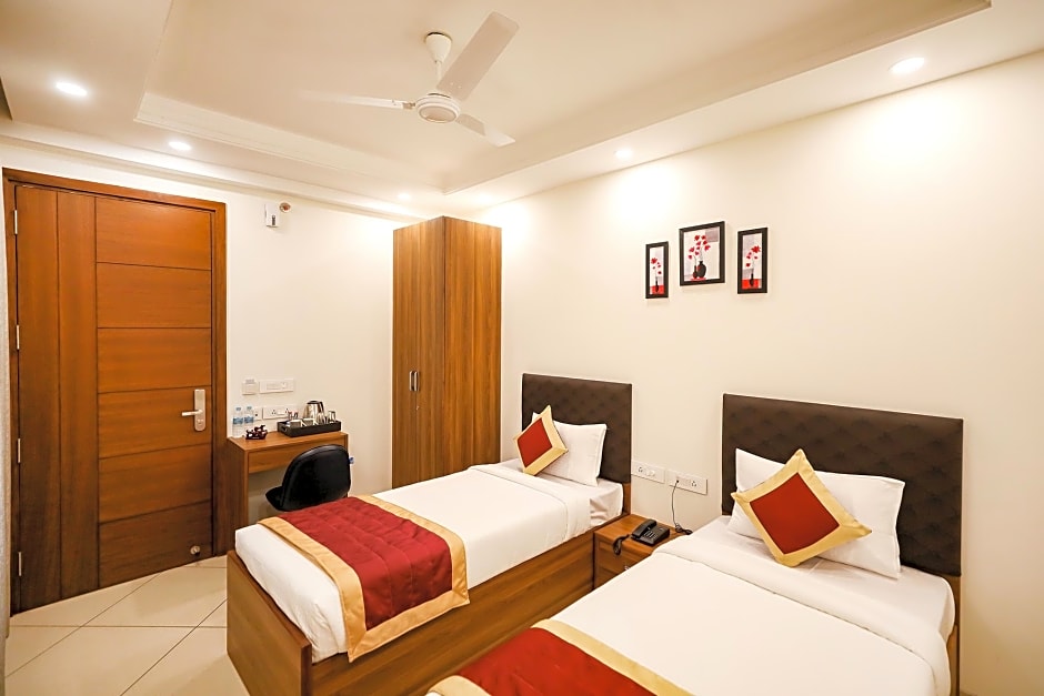 FabHotel La Paz Stay B&B