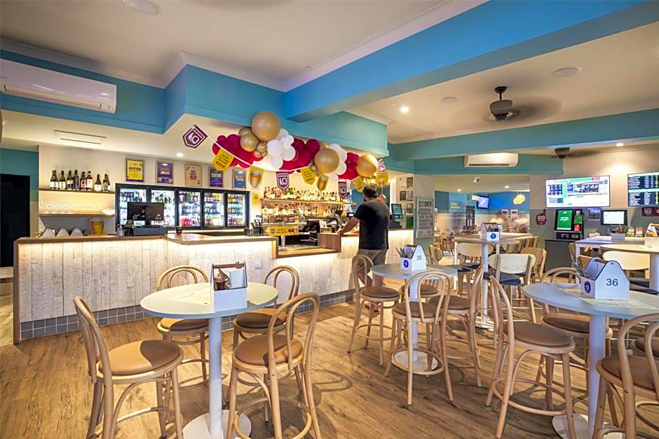 Nightcap at Queens Beach Hotel