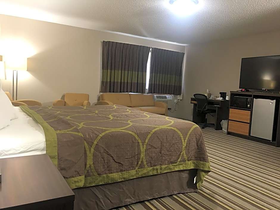 Super 8 by Wyndham Blue Earth