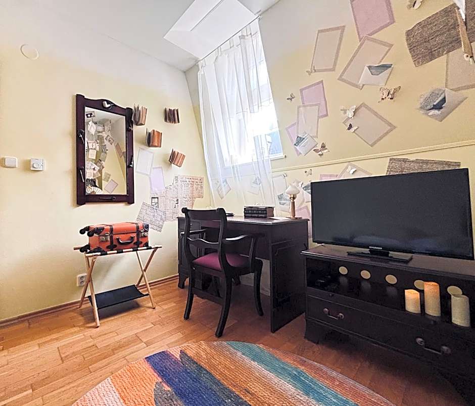 Poet's Theme Room, Free Parking