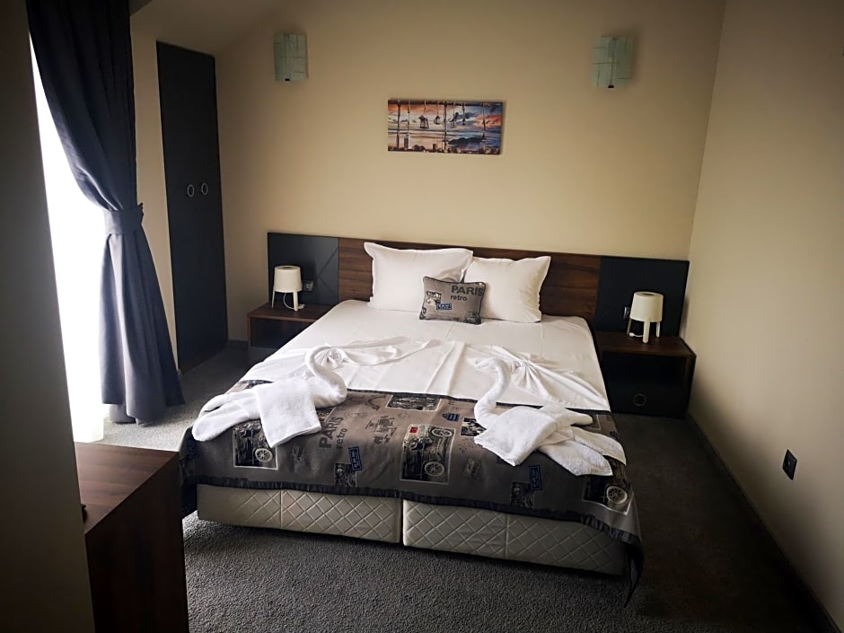 Family Hotel Novel City