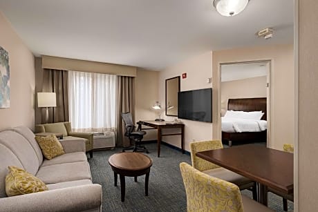 1 King 1 Bedroom Suite Accessible Tub