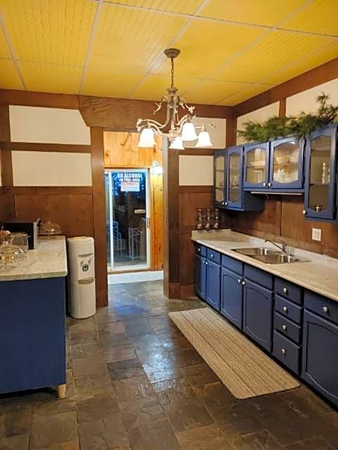 Marmora and Lake Inn and Victorian Diner