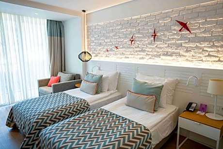 Superior Side Sea View