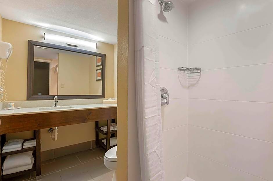 Comfort Inn & Suites North At The Pyramids