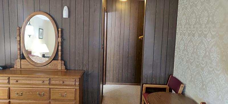 Love Hotels Tomahawk by OYO at Lake Mohawksin WI
