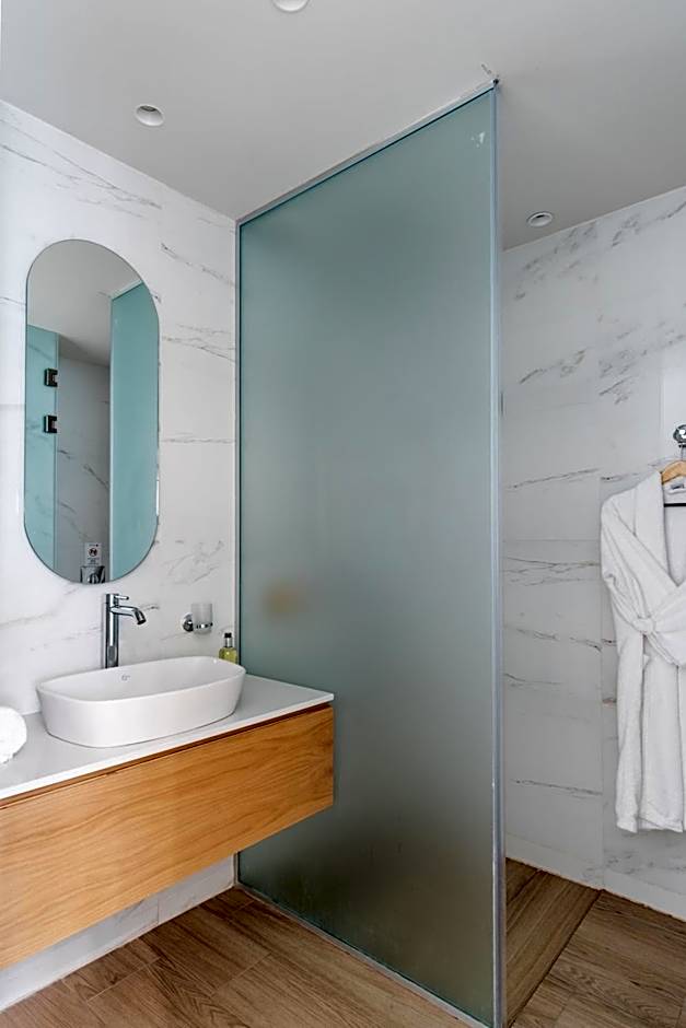 The City Hotel & Suites