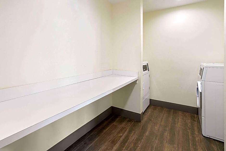 La Quinta Inn & Suites by Wyndham Locust Grove