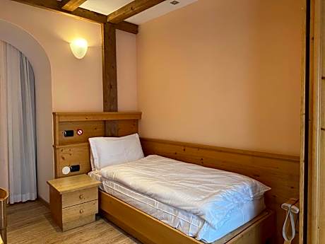 Standard Twin Room with Balcony and Mountain View - Non-Smoking