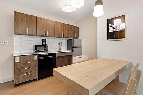 One Bedroom Suite - Two Queens - Mobility Accessible - Tub