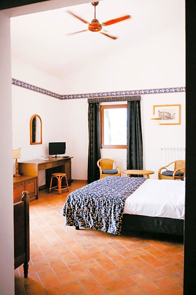 Hotel with swimming pool surrounded by greenery in San Donato Fronzano, rooms with air conditioning and breakfast included