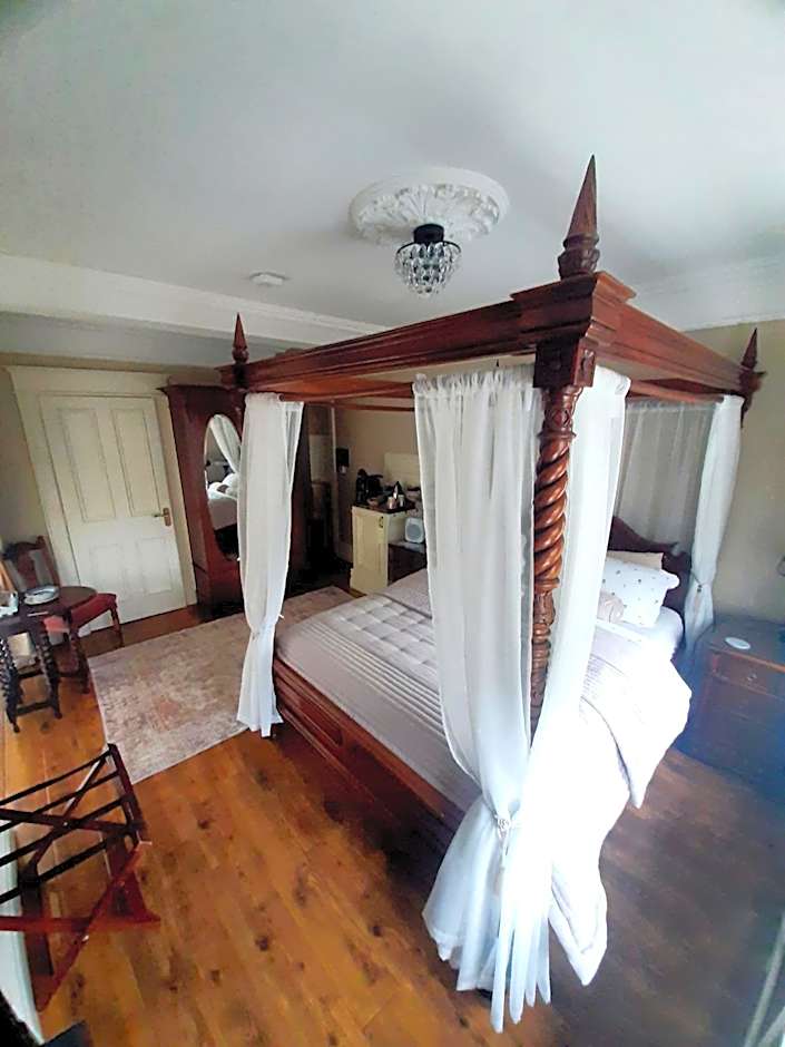 Riverside Lodge