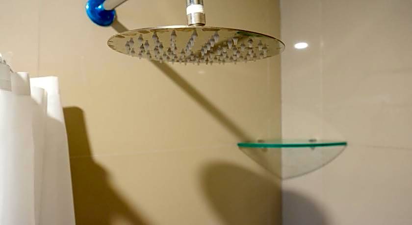 RedDoorz Plus near Solo Baru