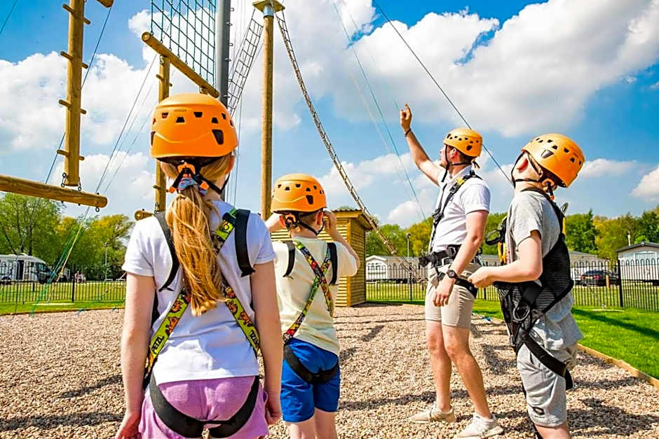 Relaxing Breaks with Hot tub at Tattershal lakes 3 Bedroom