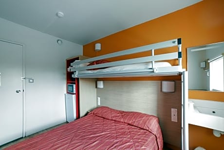 3 Single Beds With Shared Bathroom And Toilet