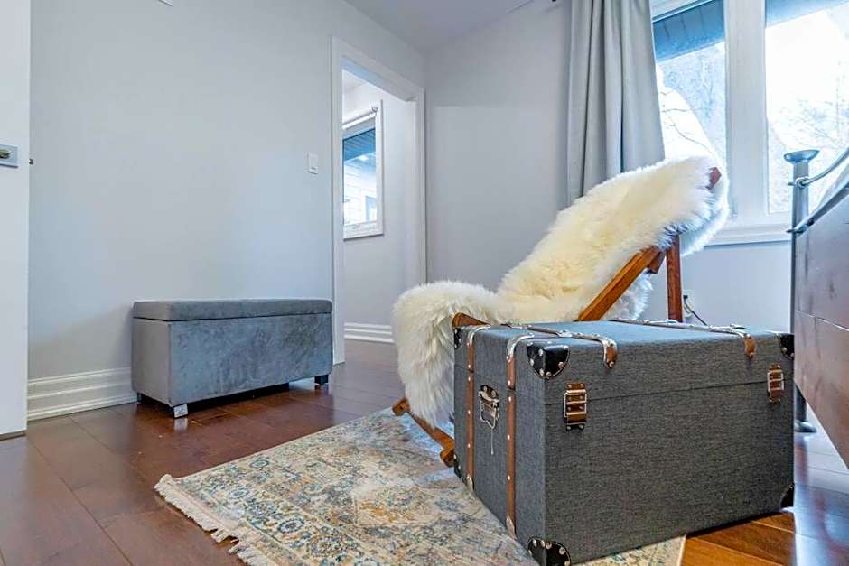 Luxurious & Modern 4BR House w/ 3 Car Parking