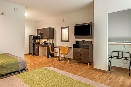 Deluxe Queen Room with Two Queen Beds - Non-Smoking