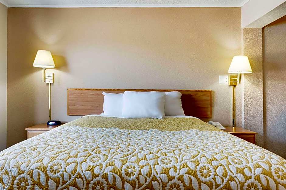 Days Inn by Wyndham Fairmont